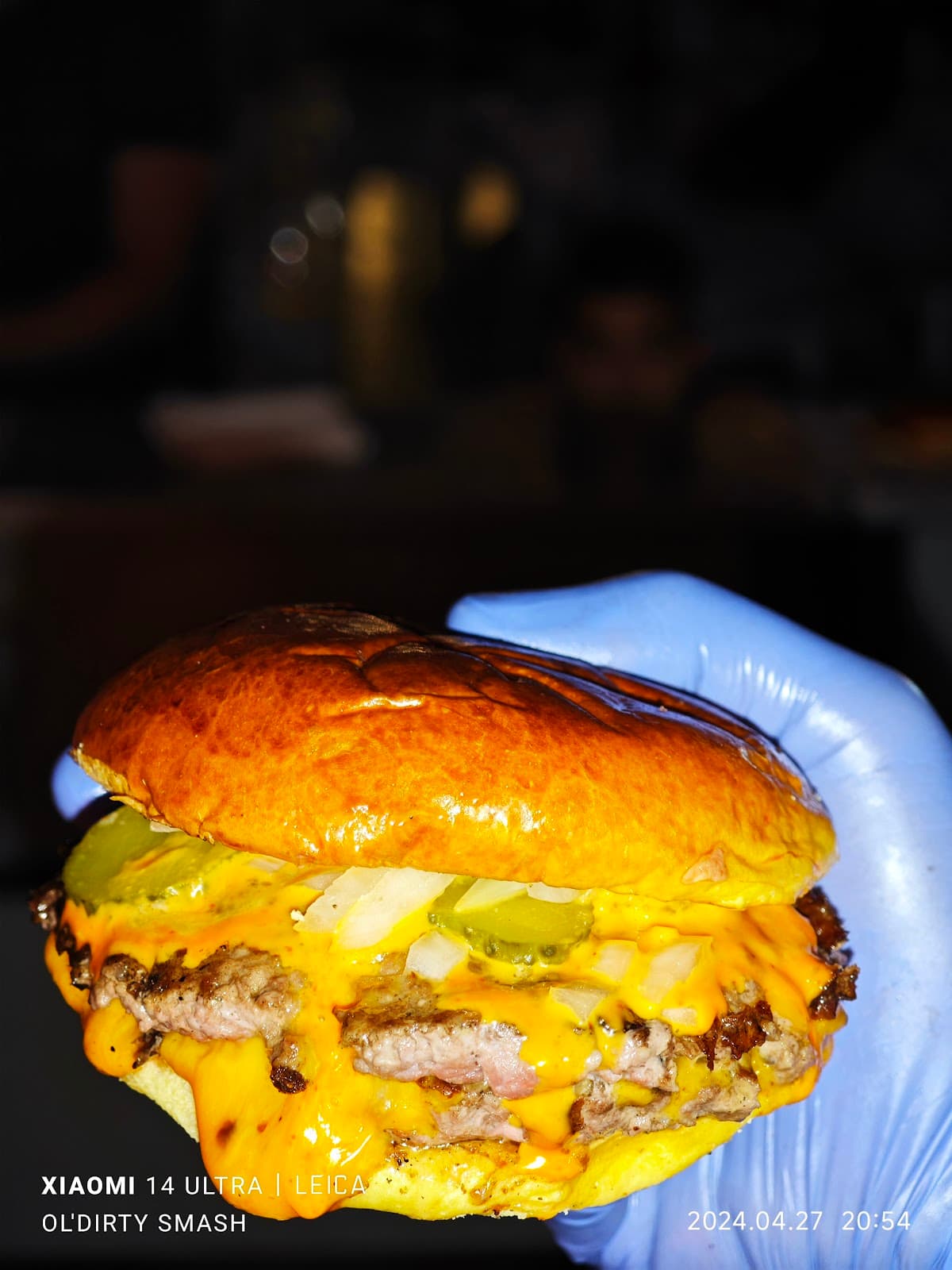 Smash burger de Ol' Dirty Smash recién preparada con costra caramelizada
