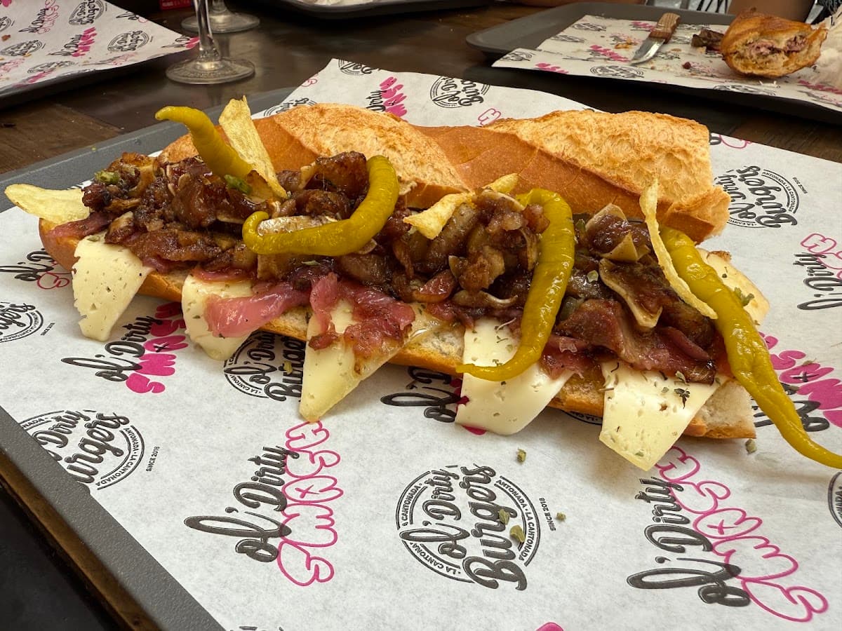 Patatas fritas y acompañamientos servidos en Ol' Dirty Smash