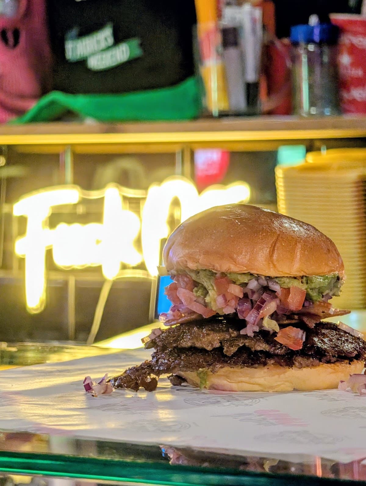 Hamburguesa smash servida en el local de Ol' Dirty Smash en Tarragona